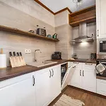Host2u Authentic - Free Parking