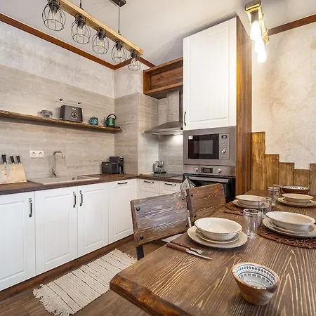 Апартаменты Host2u Authentic - Free Parking