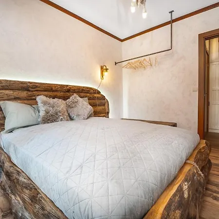 Апартаменты Host2u Authentic - Free Parking *