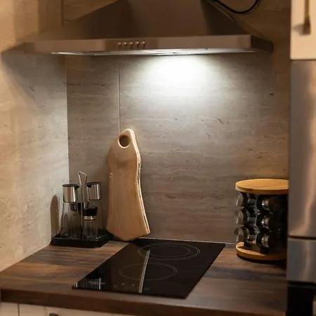 Host2u Authentic - Free Parking