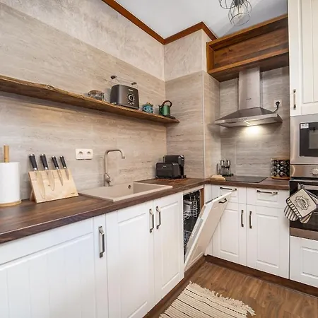 Host2u Authentic - Free Parking