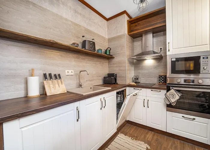 Host2u Authentic - Free Parking