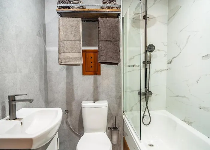 Host2u Authentic - Free Parking Apartment *